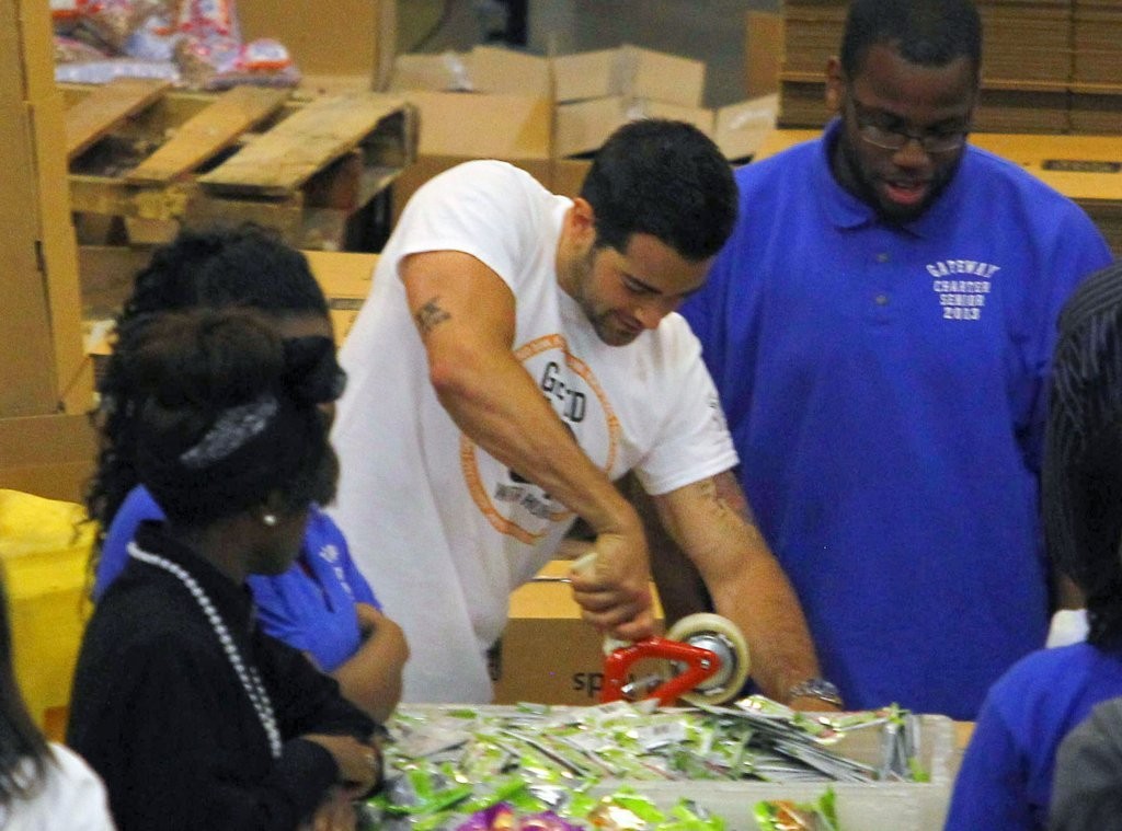 Jesse-Metcalfe-and-Cara-Santana-volunteer-at-North-Texas-Food-Bank-April-2013_28.jpg