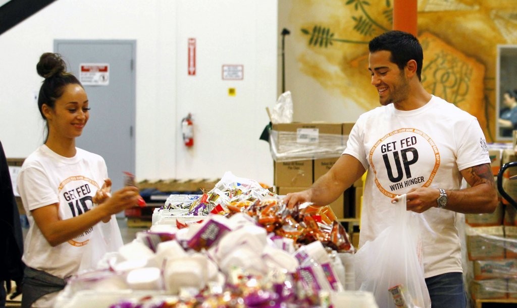 Jesse-Metcalfe-and-Cara-Santana-volunteer-at-North-Texas-Food-Bank-April-2013_29.jpg