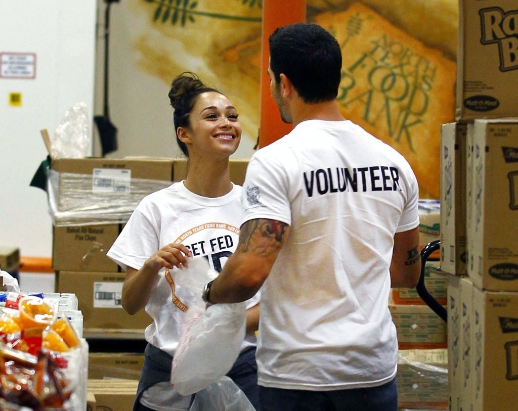 Jesse-Metcalfe-and-Cara-Santana-volunteer-at-North-Texas-Food-Bank-April-2013_32.jpg