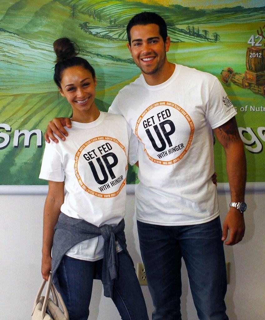 Jesse-Metcalfe-and-Cara-Santana-volunteer-at-North-Texas-Food-Bank-April-2013_33.jpg