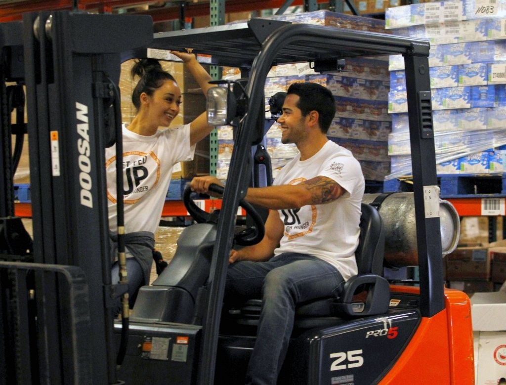 Jesse-Metcalfe-and-Cara-Santana-volunteer-at-North-Texas-Food-Bank-April-2013_34.jpg