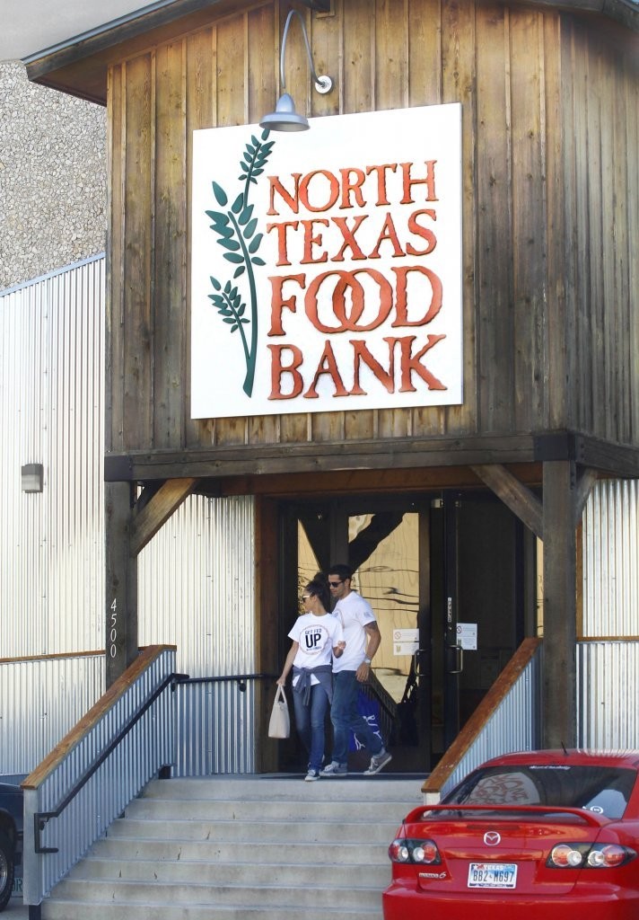 Jesse-Metcalfe-and-Cara-Santana-volunteer-at-North-Texas-Food-Bank-April-2013_35.jpg