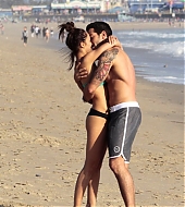 Jesse-Metcalfe-and-Cara-Santana-at-the-beach-in-Santa-Monica-April-2013-00.jpg