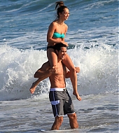 Jesse-Metcalfe-and-Cara-Santana-at-the-beach-in-Santa-Monica-April-2013-53.jpg