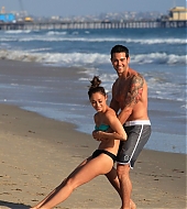 Jesse-Metcalfe-and-Cara-Santana-at-the-beach-in-Santa-Monica-April-2013-65.jpg