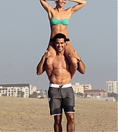 Jesse-Metcalfe-and-Cara-Santana-at-the-beach-in-Santa-Monica-April-2013-66.jpg