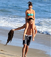 Jesse-Metcalfe-and-Cara-Santana-at-the-beach-in-Santa-Monica-April-2013-69.jpg