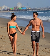 Jesse-Metcalfe-and-Cara-Santana-at-the-beach-in-Santa-Monica-April-2013-72.jpg