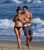 Jesse-Metcalfe-and-Cara-Santana-at-the-beach-in-Santa-Monica-April-2013-76.jpg