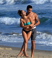 Jesse-Metcalfe-and-Cara-Santana-at-the-beach-in-Santa-Monica-April-2013-78.jpg