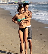 Jesse-Metcalfe-and-Cara-Santana-at-the-beach-in-Santa-Monica-April-2013-84.jpg