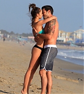 Jesse-Metcalfe-and-Cara-Santana-at-the-beach-in-Santa-Monica-April-2013-85.jpg