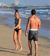 Jesse-Metcalfe-and-Cara-Santana-at-the-beach-in-Santa-Monica-April-2013-92.jpg